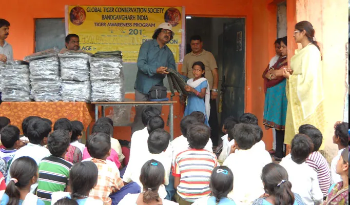 Blanket donation drive for children near Bandhavgarh